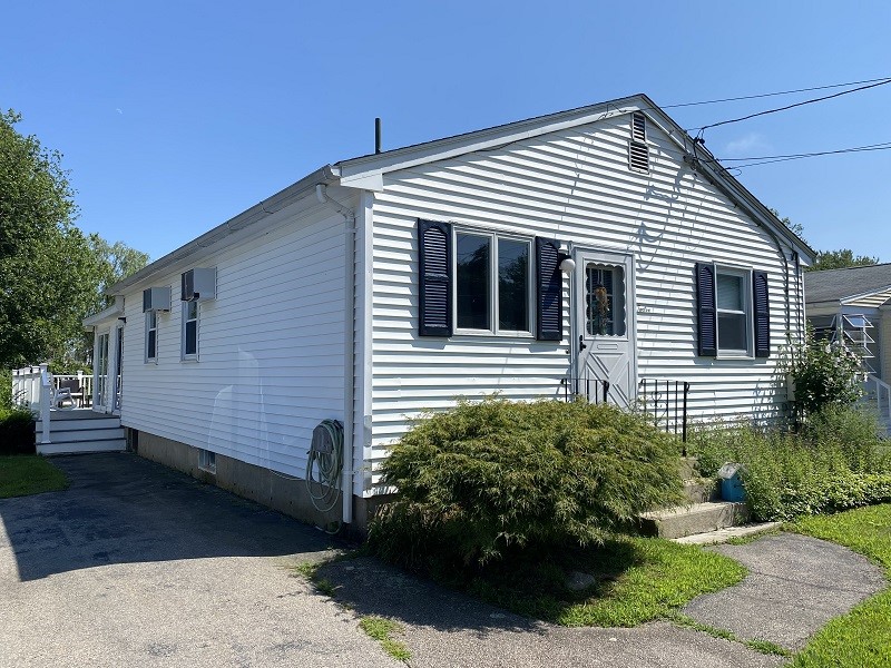 Narragansett - Only minutes to the beaches, impeccable 3 bedroom ranch, applianced with laundry on the 1st floor. Recess energy efficient lighting throughout. New trek decking. Heated sun room, Vinyl siding, parking for 6 cars.