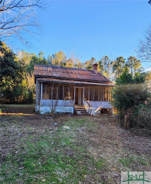 This 1.11 acre lot is located in the city limits of Guyton. The lot has city water, and sewer and is convenient to everything Guyton has to offer. Just minutes away from Historic Guyton this historic home would be an investors dream!