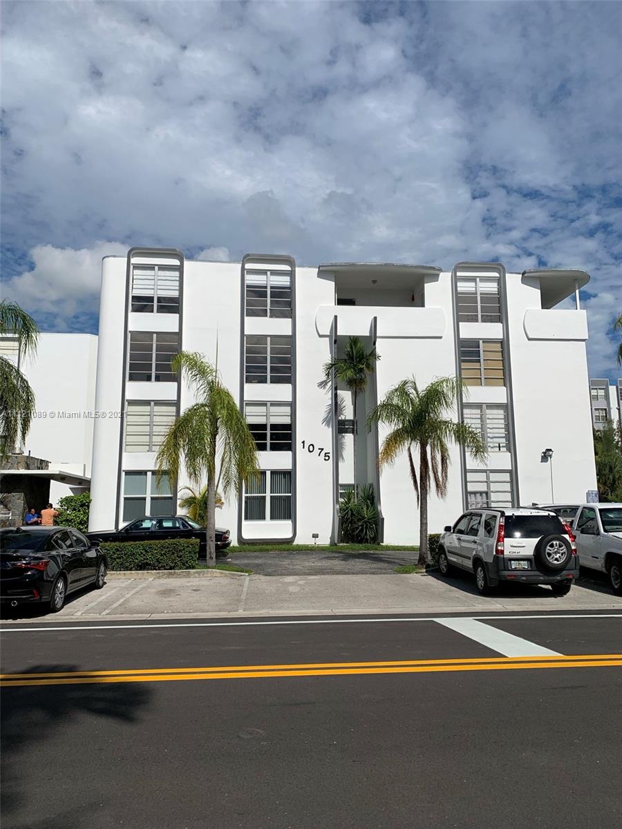 RARE OPPORTUNITY! Beautiful 1/1.5, features ceramic floors, granite kitchen countertops, and appliances. *Seconds away from the Bal Harbour Shops and the beach. *BIG PLUS - washer & dryer inside the unit!