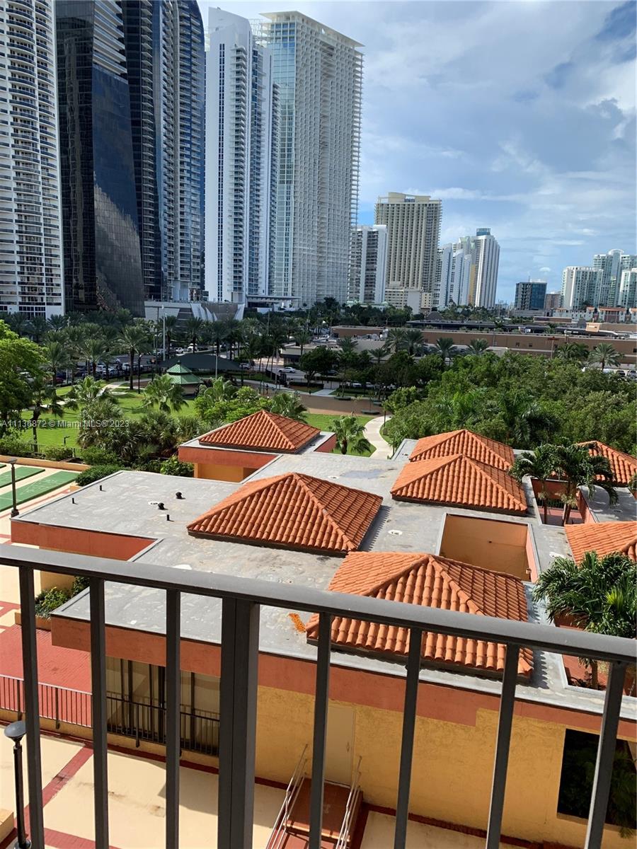 Photo 2 of winston towers Apt 704 in Sunny Isles Beach - MLS A11136872