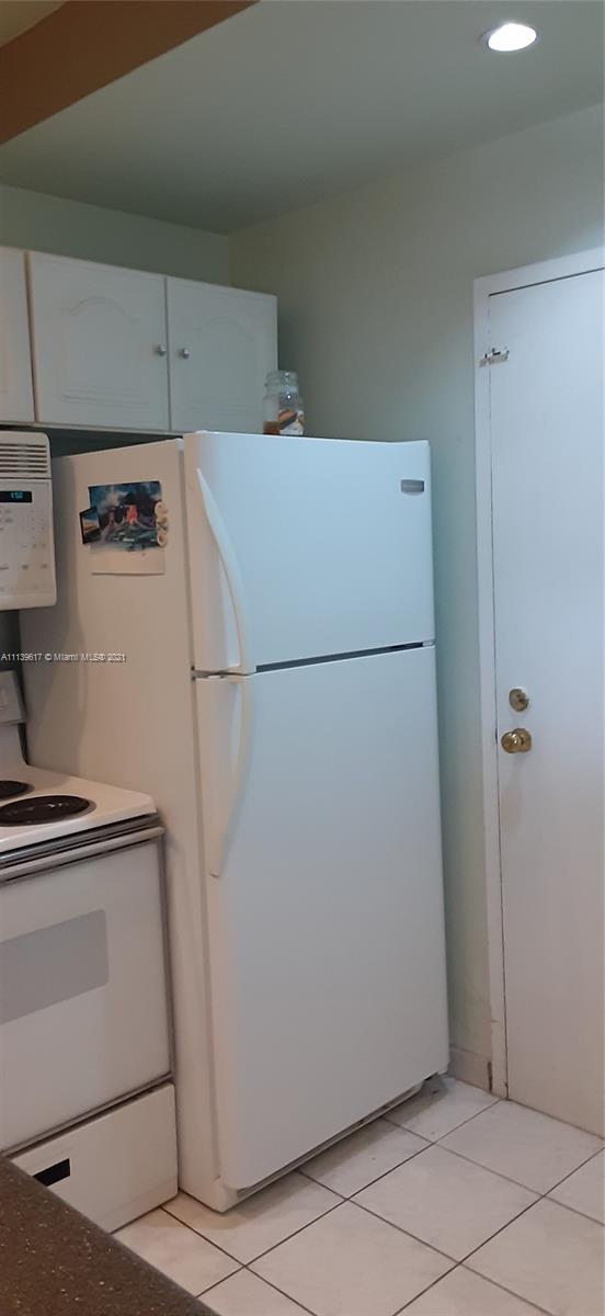 Kitchen door / Refrigerator
