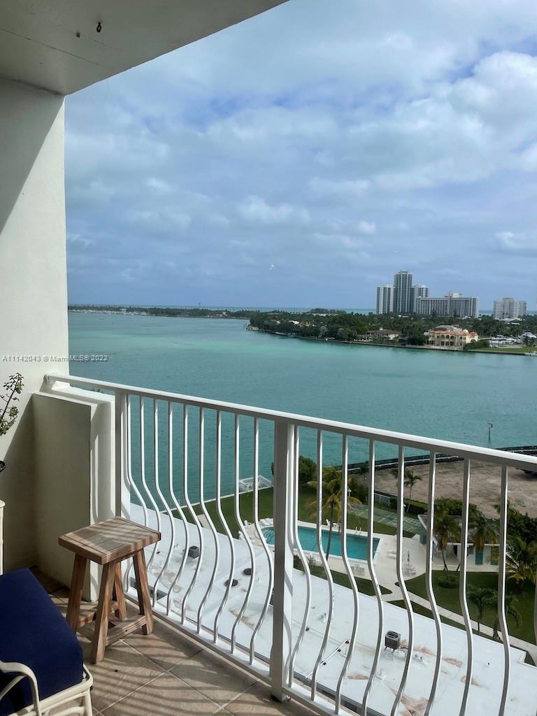 Gorgeous 2 bedroom / 2 bathrooms condominium unit overlooking the bay located on one of the most beautiful islands in the area. Spacious kitchen with appliances kept in excellent condition. New A/C unit. The apartment comes with 2 parking spaces & storage. Perfect to live the Island life close to the beach and to your business! Island Pointe Condominium is a peaceful oasis on the bay with boat docks, heated bay-side-pool, full -service incl. 24/7 concierge, free guest parking. No unit like this is listed.  Hurry this immaculate totally, upgraded condo won't last. 
Showings on Tuesday  & Sundays 10 am- 12 pm.