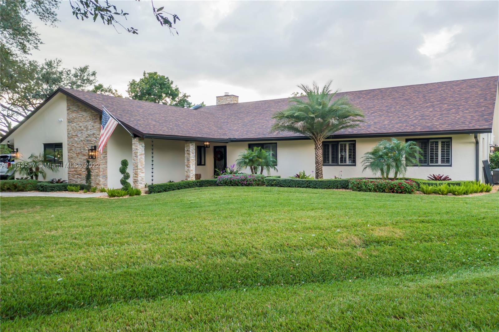 Photo 2 of 11945 Silver Oak Dr in Davie - MLS A11143587