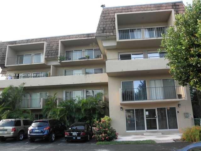 Large 1/1 unit in the beautiful Kings Creek community. Location, Location, Location. Near top shopping destination
Dadeland Mall, Metro Rail, Palmetto Expressway, Don Shula Expy, Shoping centers, Kendall Drive and Pinecrest.
Sought after Kings Creek community, amenities, includes; fitness room, pool, tennis courts, playground,
basketball courts, 2-story clubhouse with billiard, lounge area and card tables, also a beautiful picnic area with
barbeque grills.