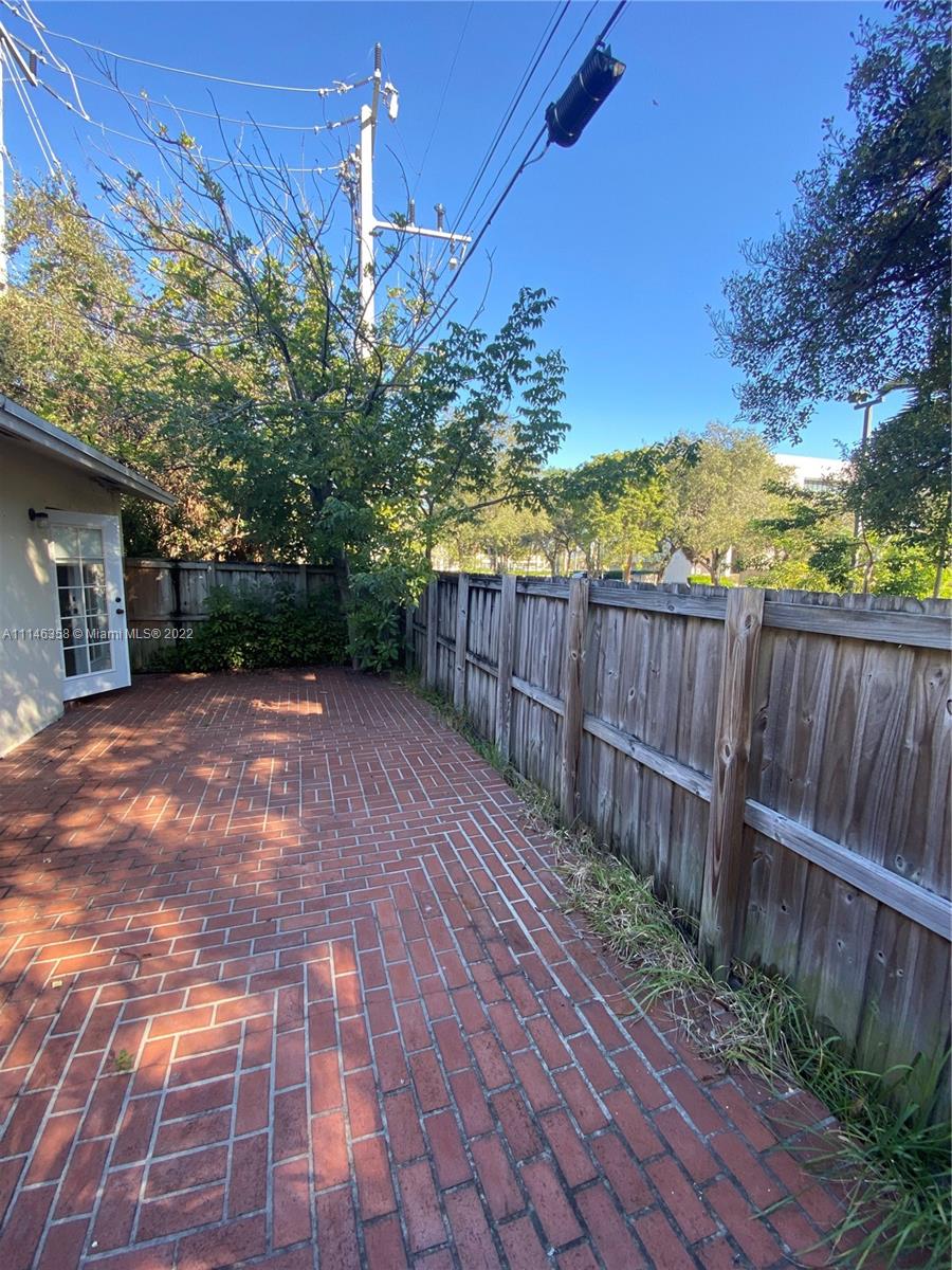 Clean end unit in boutique 6 unit building just off 17th Street Causeway. Walk to many shops and restaurants and bike to the beach! Unit has private patio fully fenced-in. Washer and dryer facilities on site. Small dog okay with nonrefundable $250 pet deposit.