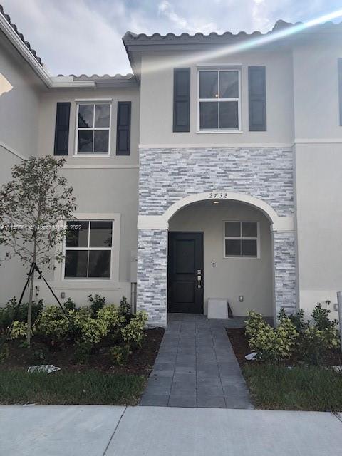 3 Bed/2.5 Bath. 2 Parking Spaces. Open Concept Floor Plan with Lots of Natural Light Throughout. Kitchen with Stainless Steel Appliances. Washer and Dryer Inside.