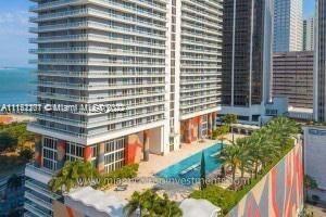 Nice Furnished Studio in the heart of Downtown Miami, just across the street you will find the Bayfront Park and the Bayside. This beautiful studio has city views, includes internet, electricity, tv cable and water. Just bring your bags! you are ready to enjoy Miami Life with style. New infinity pool, spa/gym and valet and concierge 24 hours.