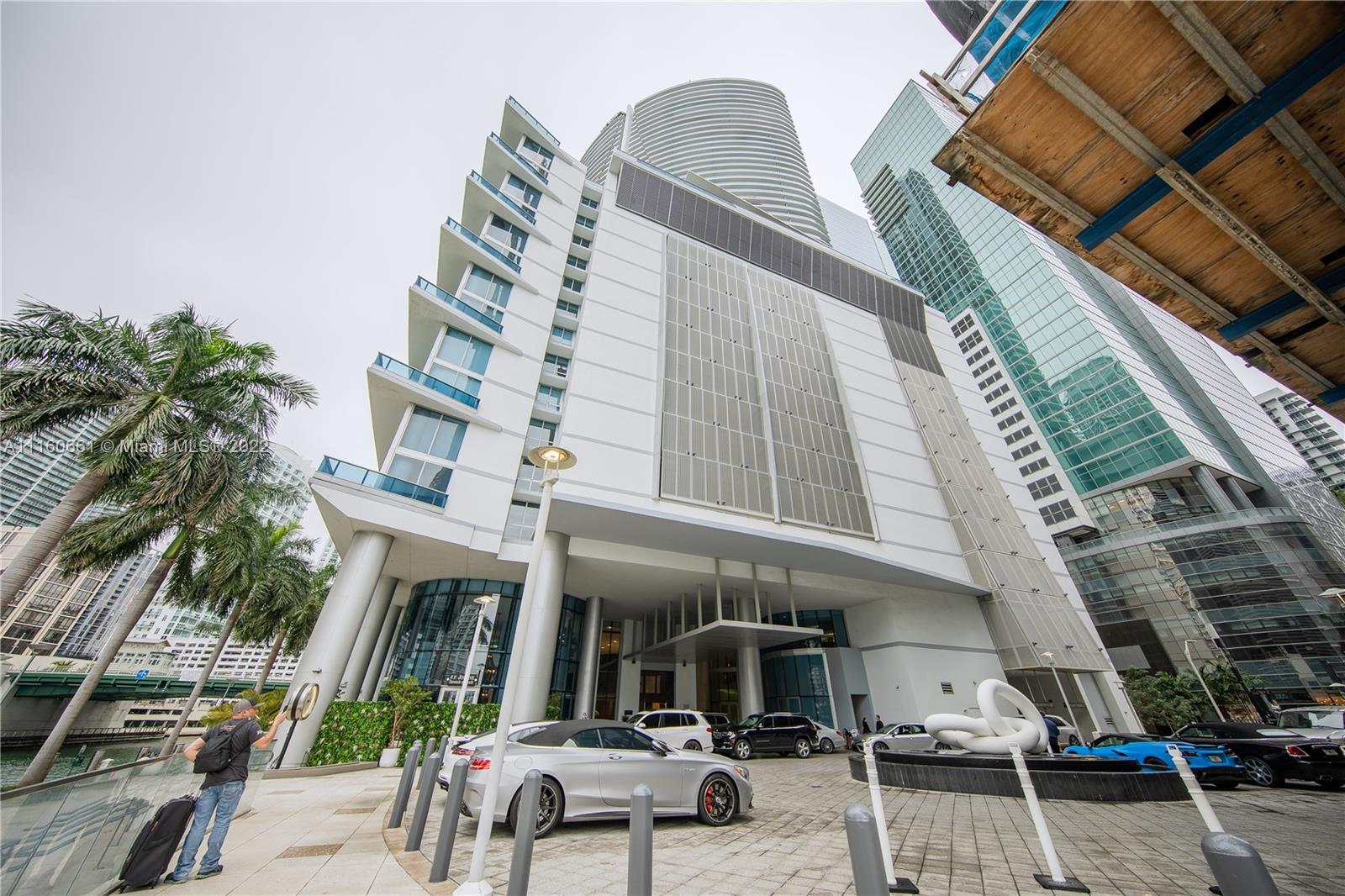 Stunning 2 bedrooms and 2.5 baths unit with Bay, Brickell Avenue and City views from its three terraces!! Excellent amenities, gym, massage room, retails, sauna, yoga, pools and bar. Valet parking for guests and owners....if you see you buy!!!!!!