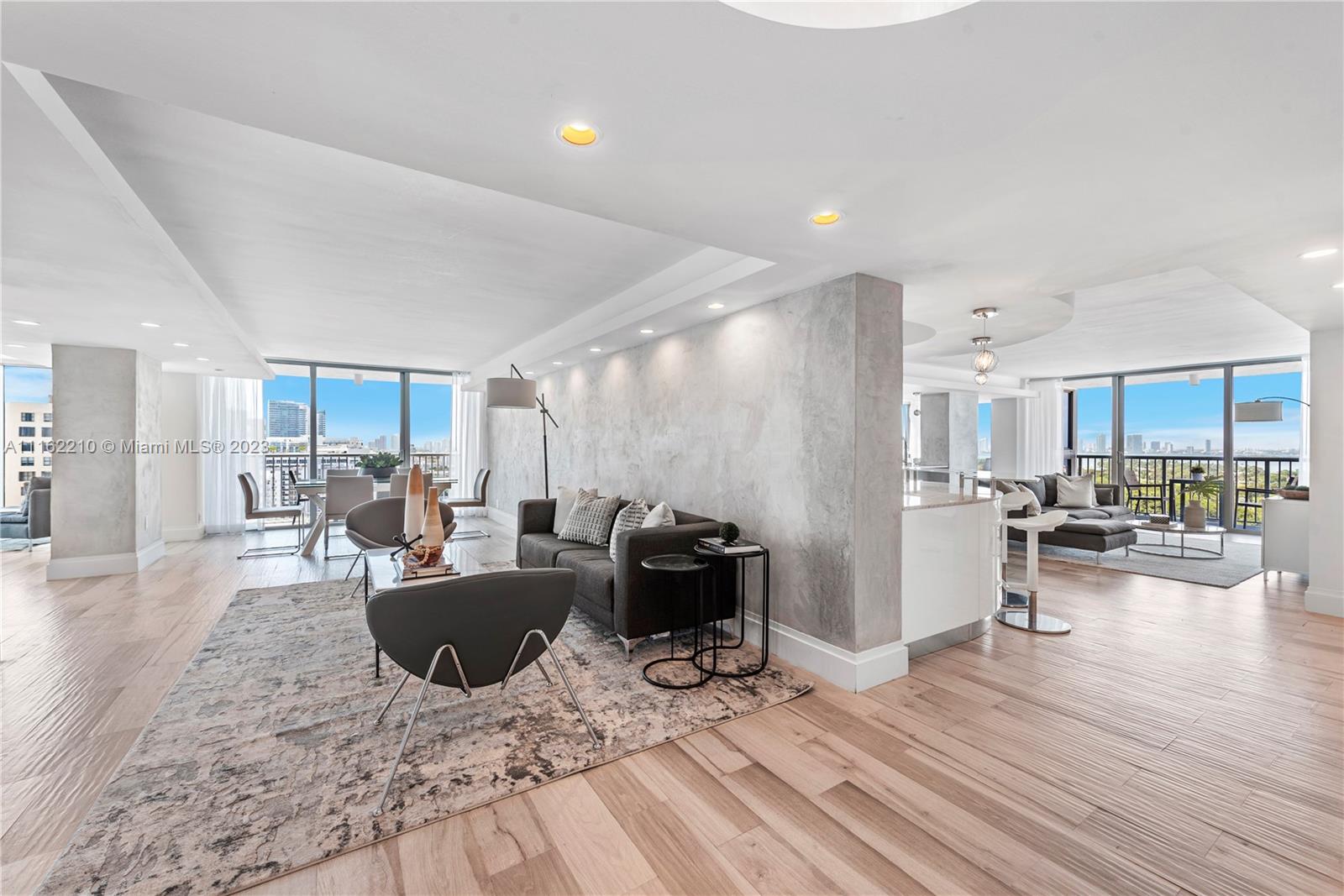 Oceanfront Penthouse on the sand!