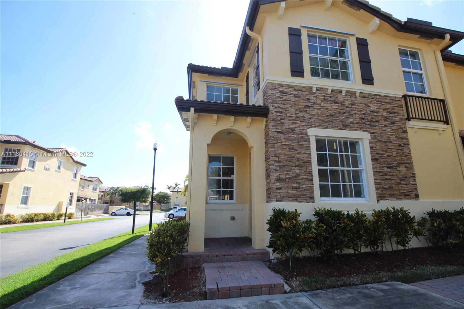 AMAZING CORNER TOWNHOUSE IN THE ISLES AT BAYSHORE COMMUNITY, REMODELED WITH TILE THROUGHOUT,  3 BEDROOM 2.5 BATHROOMS, ALL BEDROOMS UPSTAIRS FULL SIZE WASHER AND DRYER, IN A GREAT AREA, BEAUTIFUL CLUBHOUSE AND AMENTIES. CALL TODAY VERY EASY TO SHOW, HOA APPROVAL NEEDED....IF YOU SUBMITT A COMPLETE PACKAGE YOU WILL GET A QUICK RESPONSE. CORNER UNIT #1 NOT #26