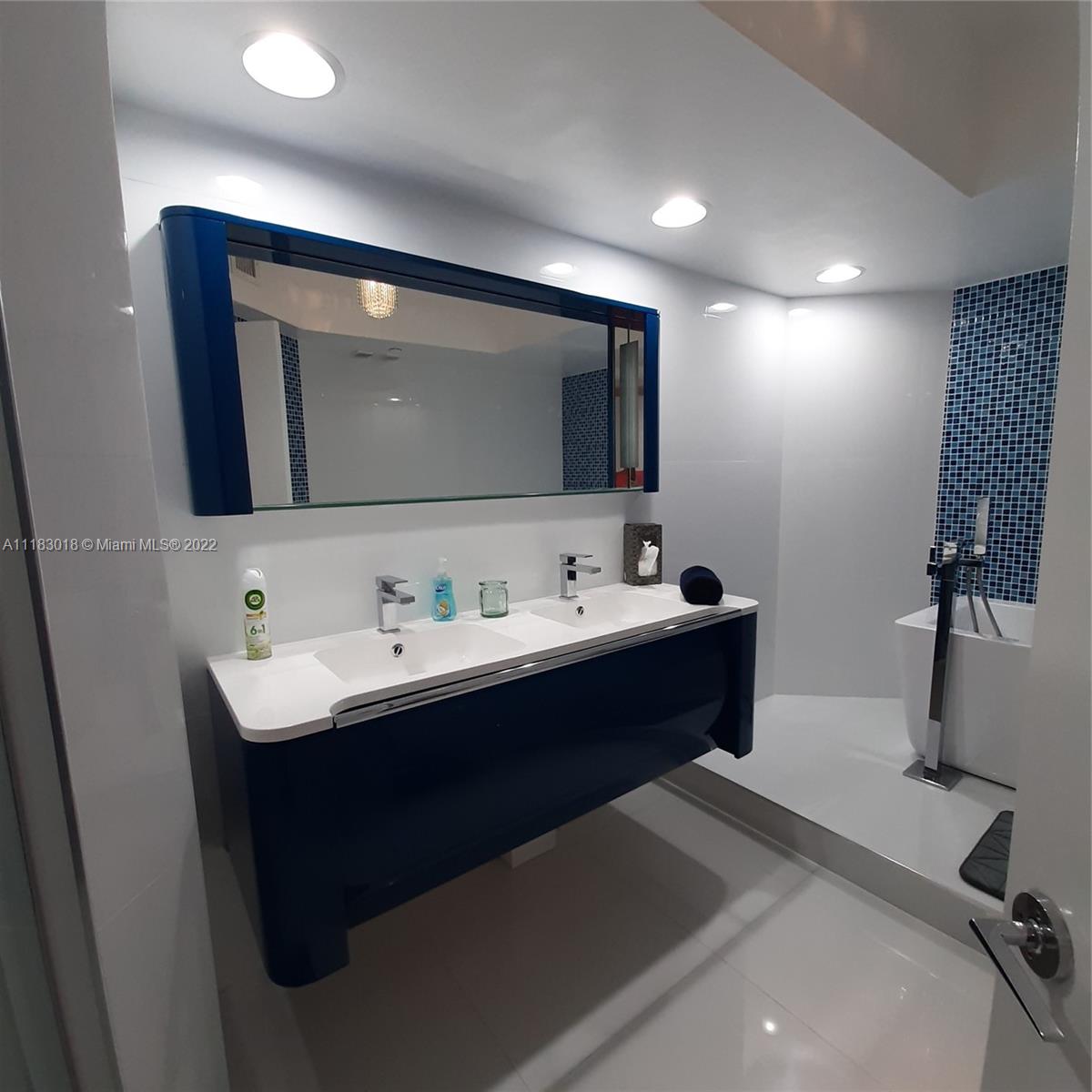 Sunny Isles Beach, Florida 33160, 1 Bedroom Bedrooms, ,1 BathroomBathrooms,Residential,For Sale,A11183018