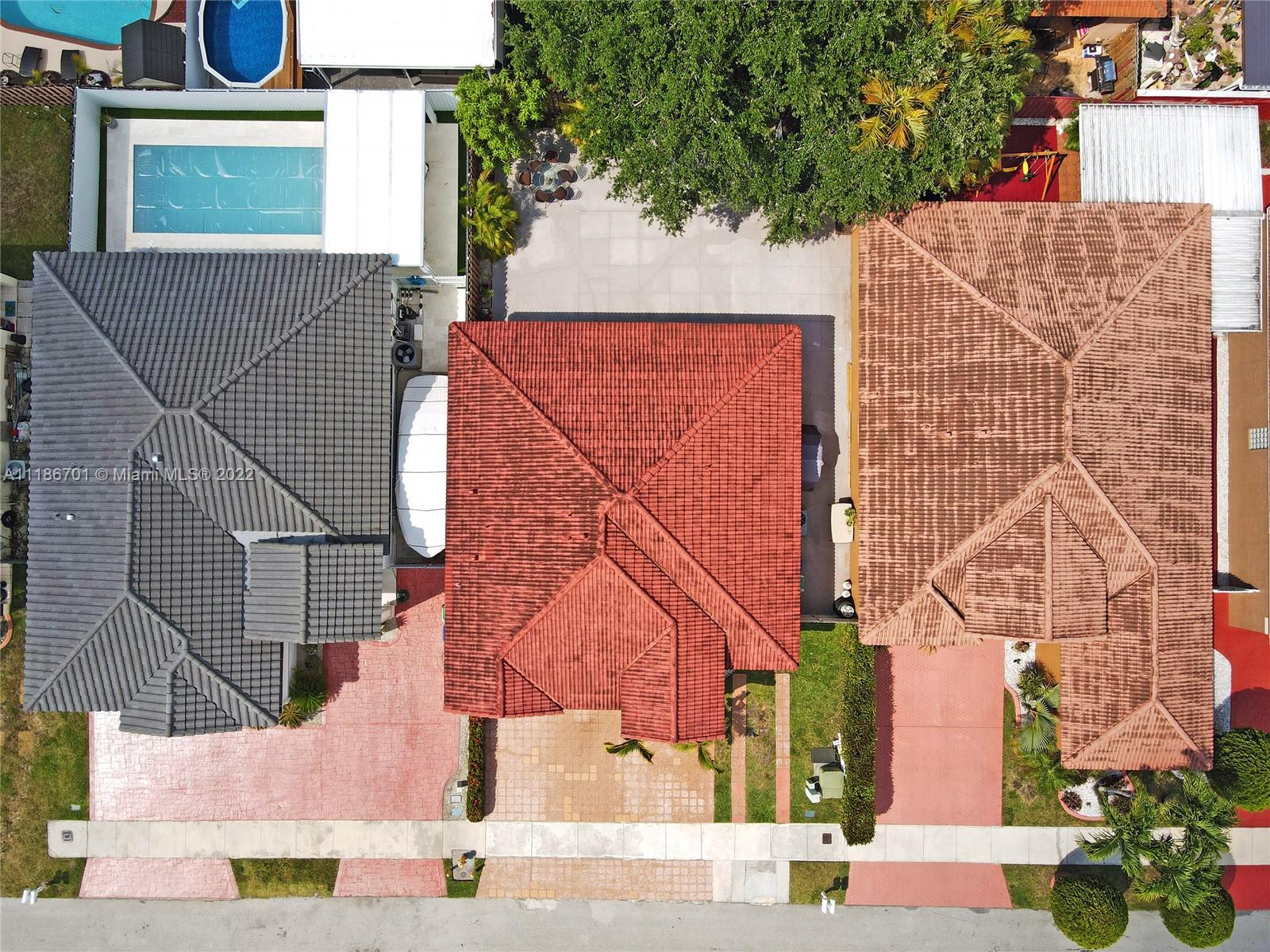 Birds eye view of house showing neighbors properties