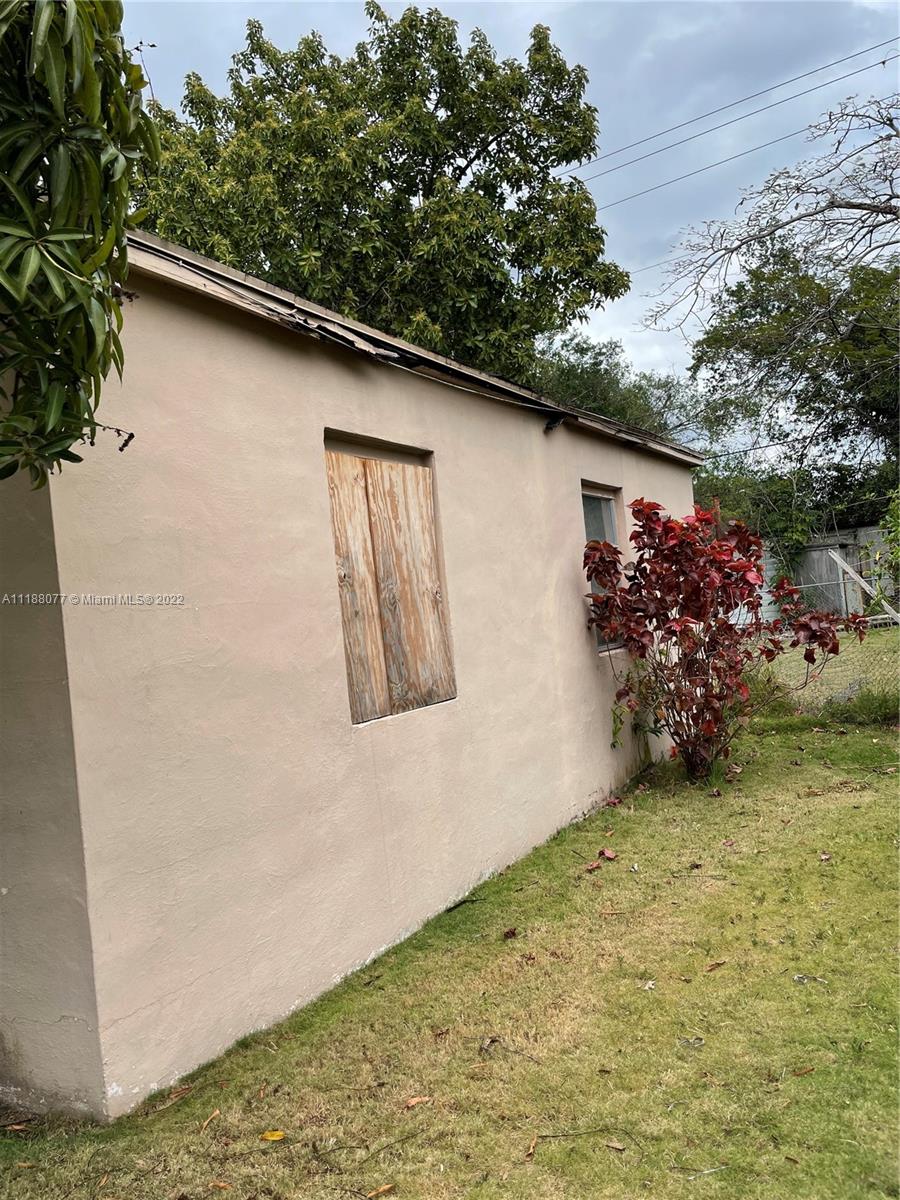 Very close to the University of Miami and South Miami Hospital.  Close to Coral gables, Coconut Grove and Downtown Miami.  Easy commute to the the airport.