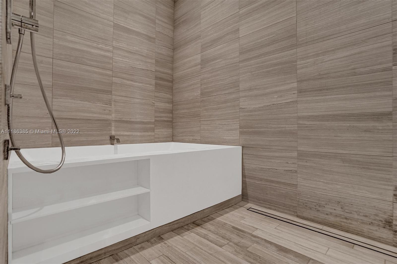 4701 N Meridian Ave. 214, Miami Beach, Florida 33140, 2 Bedrooms Bedrooms, ,2 BathroomsBathrooms,Residentiallease,For Rent,4701 N Meridian Ave. 214,A11186385