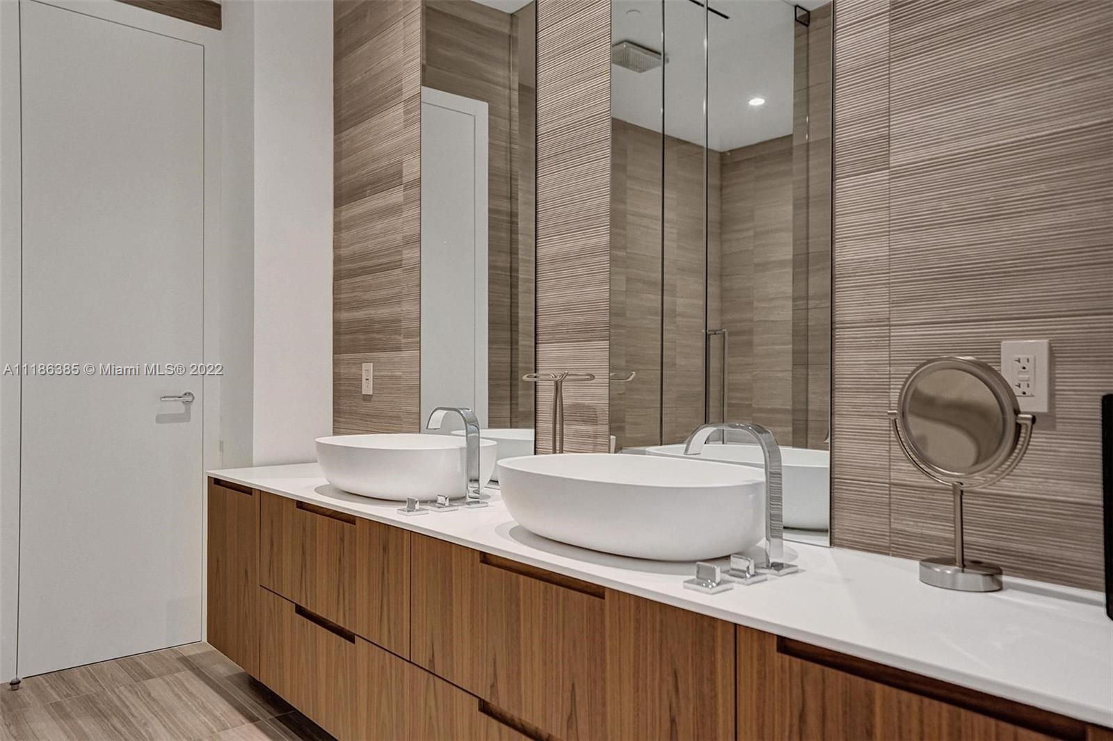 4701 N Meridian Ave. 214, Miami Beach, Florida 33140, 2 Bedrooms Bedrooms, ,2 BathroomsBathrooms,Residentiallease,For Rent,4701 N Meridian Ave. 214,A11186385