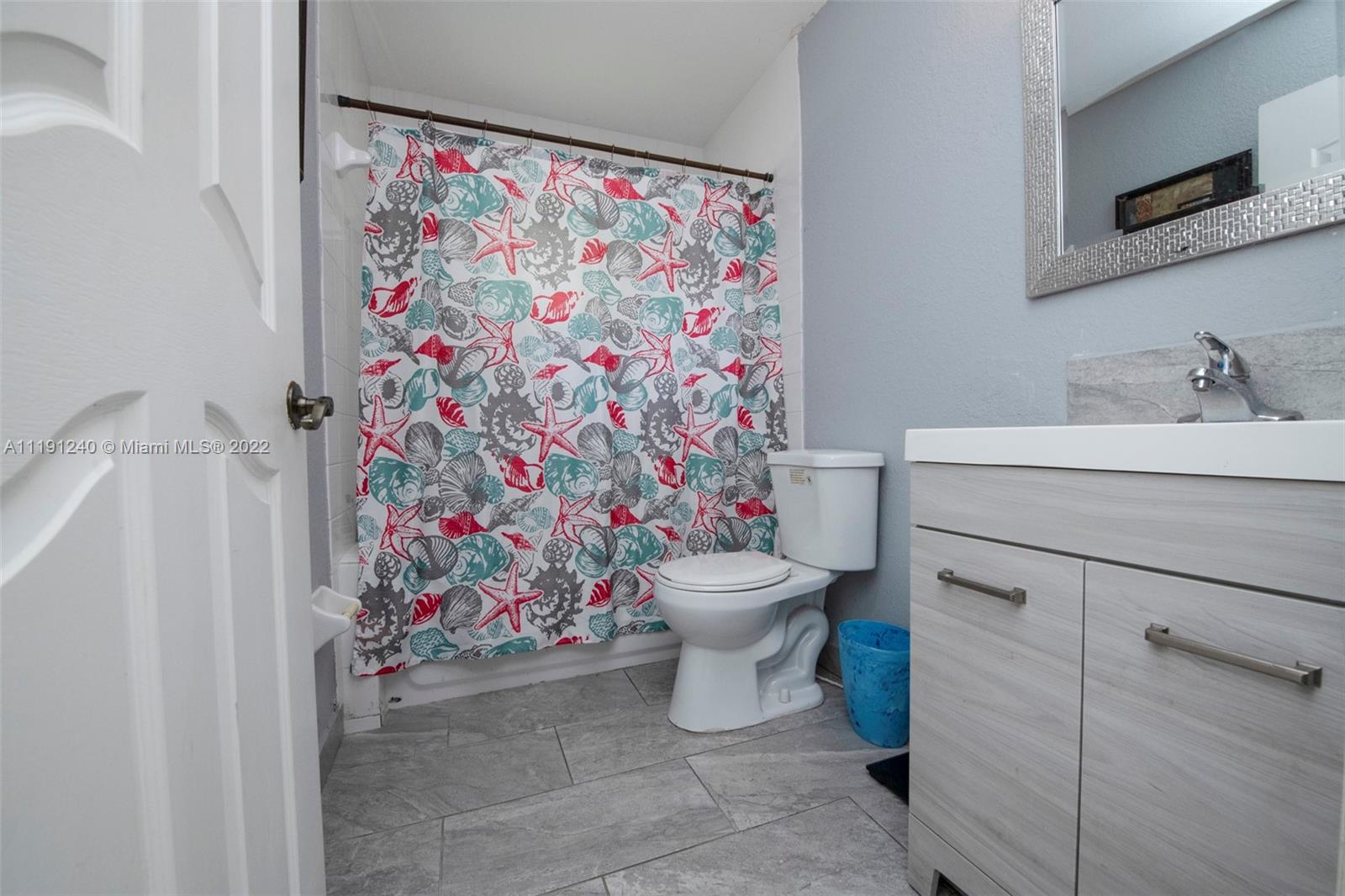 MASTER BATH WITH TUB/SHOWER