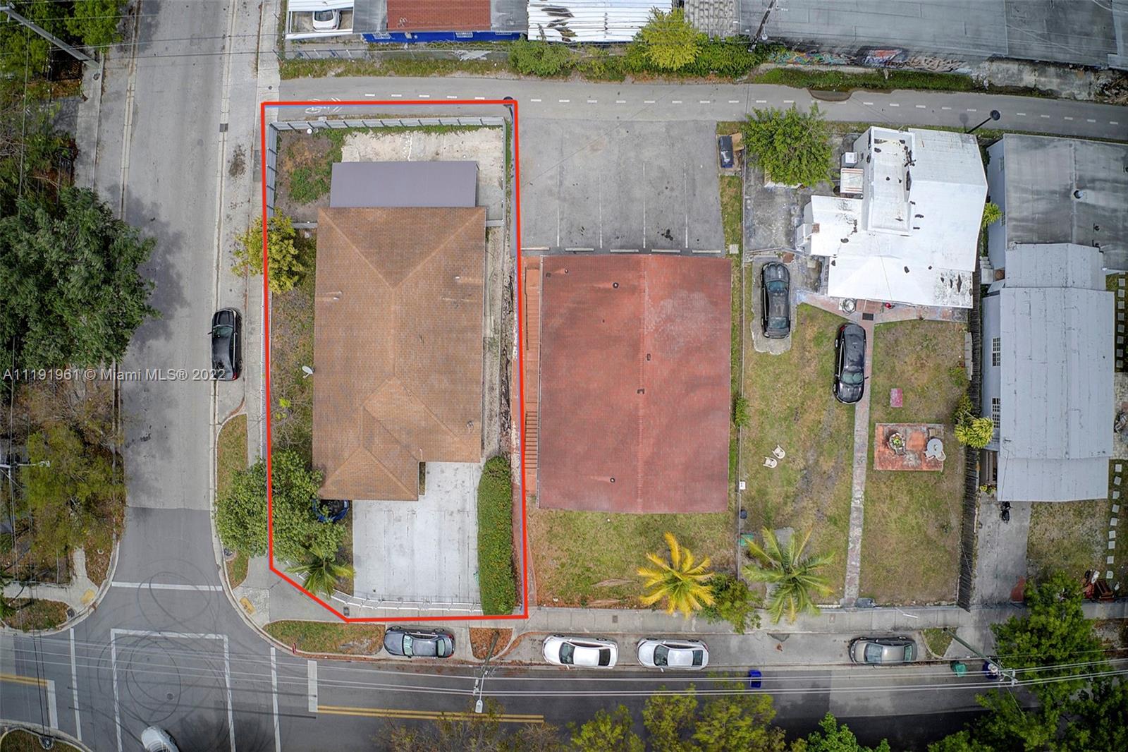 AERIAL PHOTO SWOWING ALLEY AT THE BACKSIDE OF THE HOUSE.