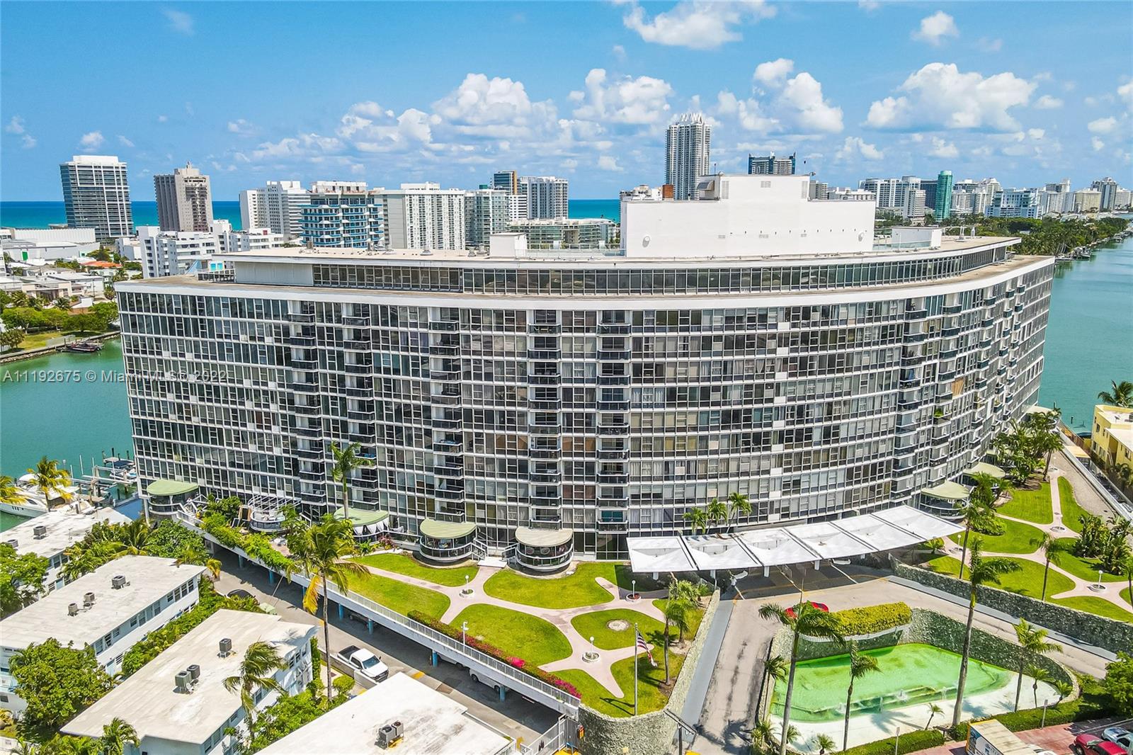 Beautiful unit in the prestigious King Cole building!!!   Floor to ceiling Windows with lots of natural light.  This Building has just undergone the 50year certification and boast luminous new hallways, balconies & docks.  Luxury service, doorman, valet 24/7, olympic size heated pool, gym and marina.  Maintenance includes all electric, water, internet (250MB) cable TV, and one parking space using valet, 2nd car $75 a month.  Walking distance to beach, restaurant, supermarkets and shops.  EZ TO SHOW!!