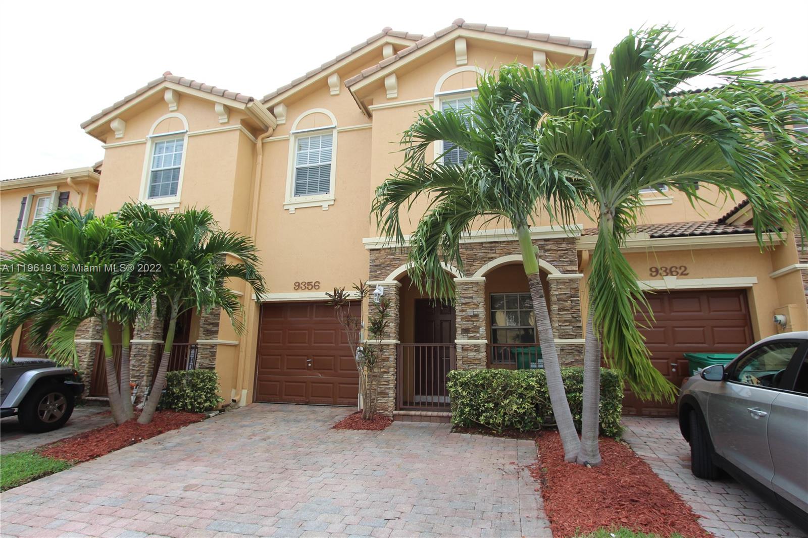 NICE TOWNHOME IN ISLES AT BAYSHORE. SPACIOUS, CERAMIC & LAMINATE FLOORS, DUAL SINK IN THE MASTER BEDROOM, FENCED PATIO, ONE CAR GARAGE. ENJOY THE NICE CLUBHOUSE PLENTY OF AMENITIES.