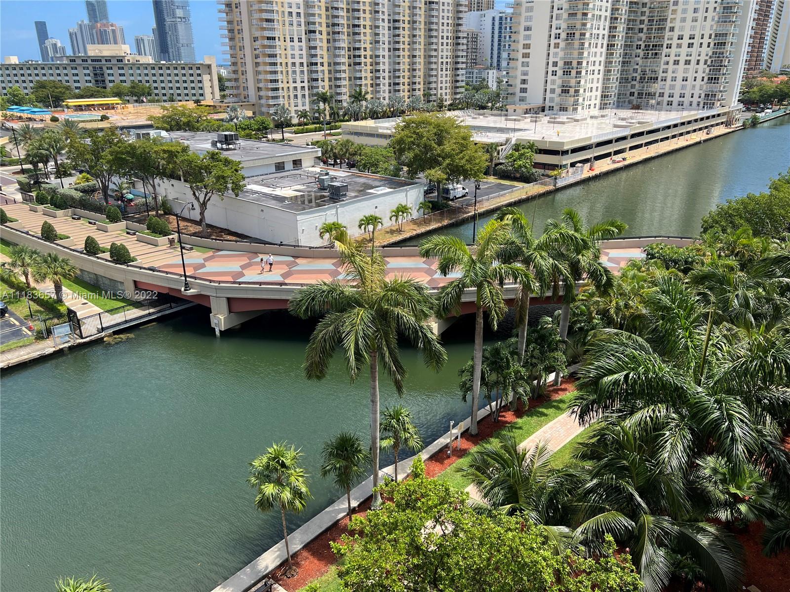 Pedestrian walkway connecting N Bay Road