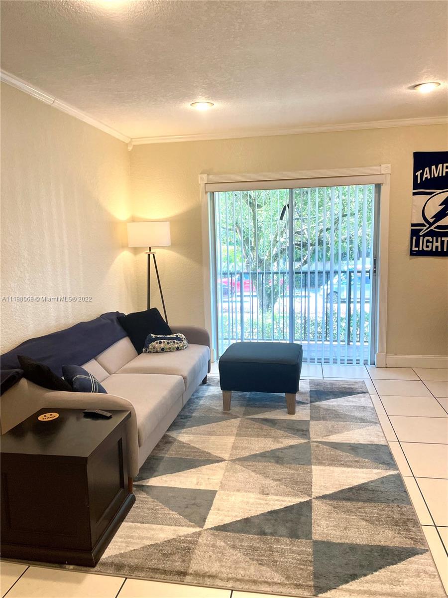 1/1 Villas of Pinecrest, W/D inside, tile through out the unit, plenty of natural light, great location next to Metrorail ,Dadeland Mall, US 1, HW 826, available June 11, 2022