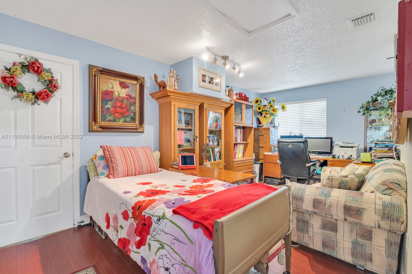 Listing Photo 10