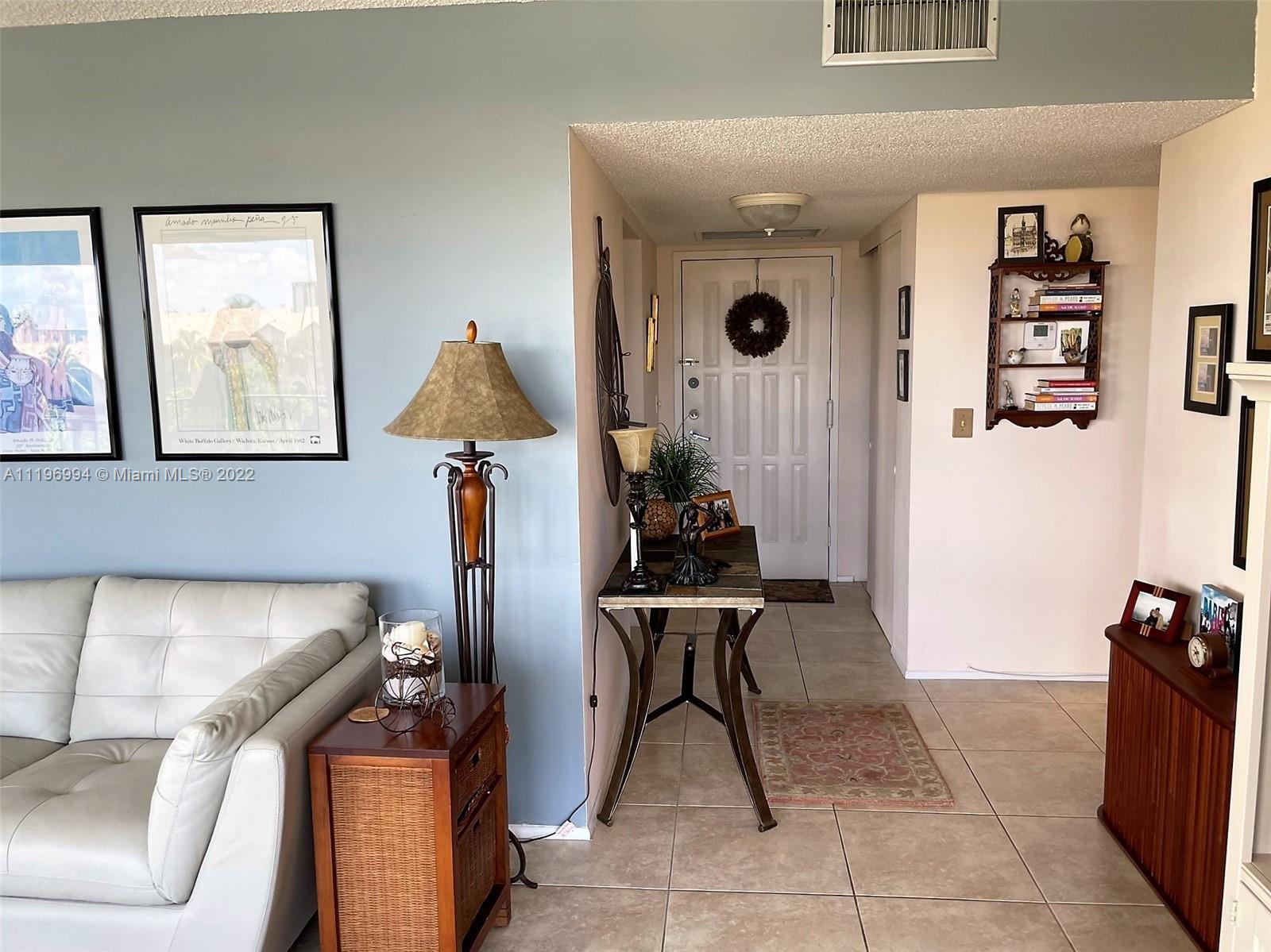 Foyer to entrance of unit