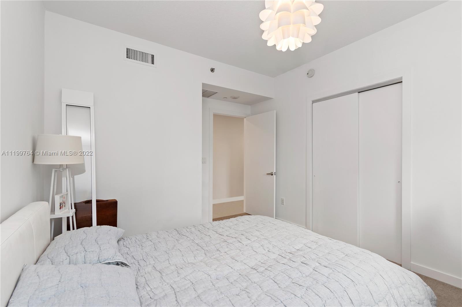 Well distributed floorplan with natural light. Best location right on Brickell Avenue with restaurants, bars and entertainment in the building. Amenities include: pool, gym, spa, virtual golf, yoga room and lounge. Unit is rented until July -2023.