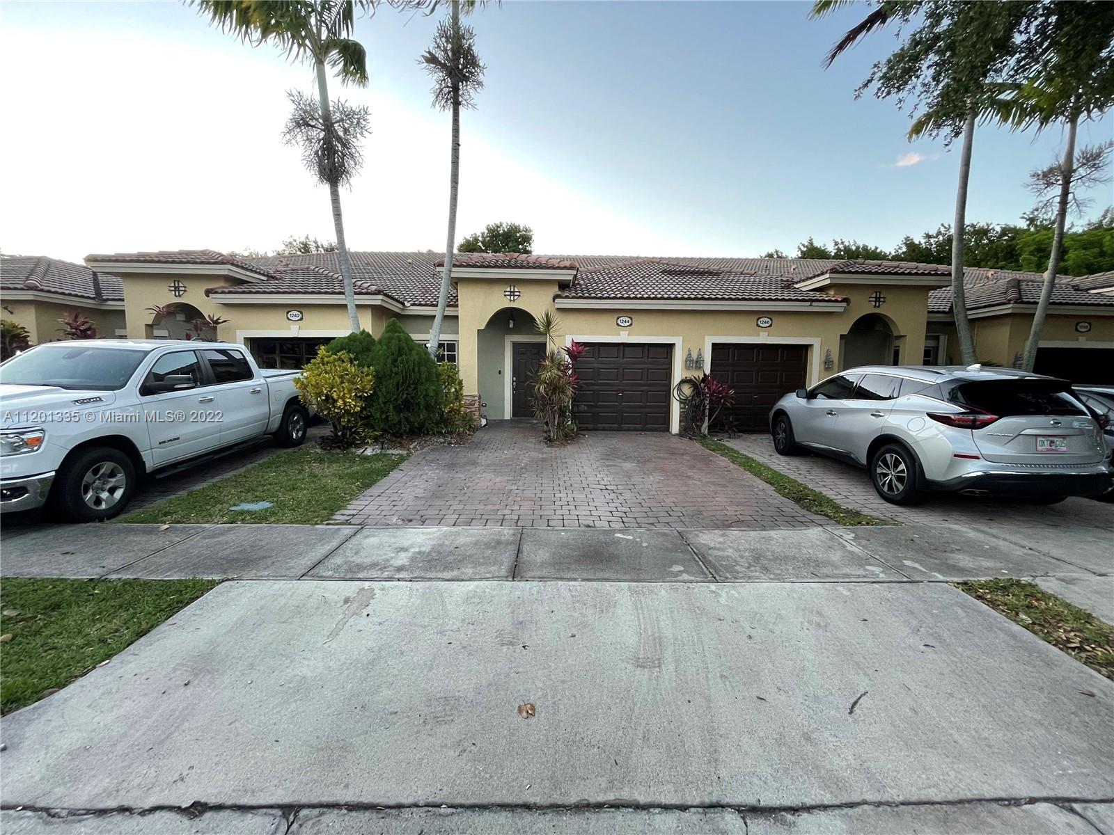 Spacious 2 bedroom 2 bath with 1 car garage available for immediate occupancy.  Minutes from many shopping centers and baptist hospital in homestead.