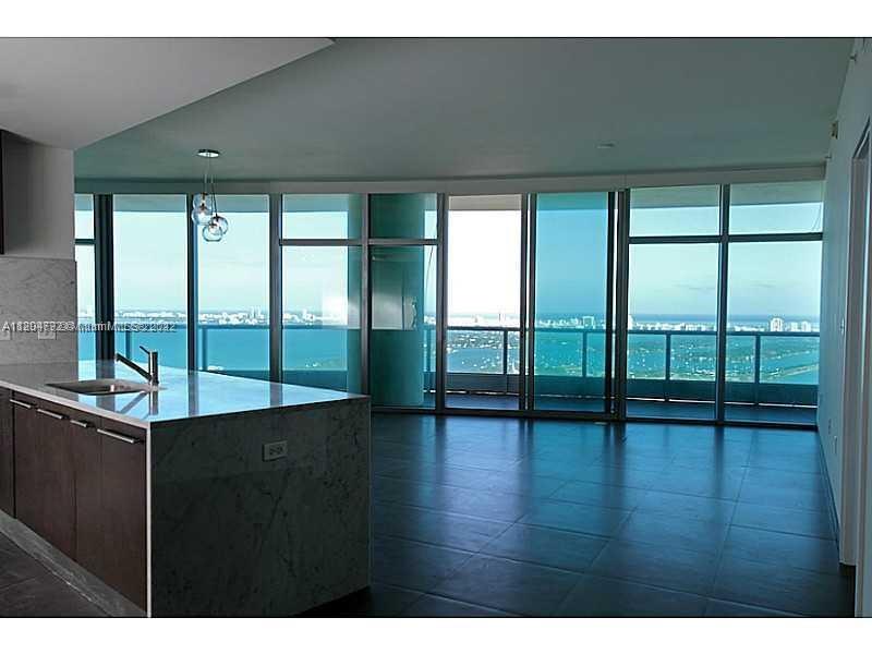Wonderful high-rise condo overlooking Biscayne Bay.This 3 BED 4 BATHS +DEN is located in the premier -line of the building, Line 6. It has an amazing panoramic 53rd floor view of the ocean, city & the bay of Miami. private elevator and private foyer.Greatly priced! Beautiful amenities like a resort style including two designer pools, top of the line spa fitness center, private movie theater, kids room, 24hr security service, concierge and doorman.
