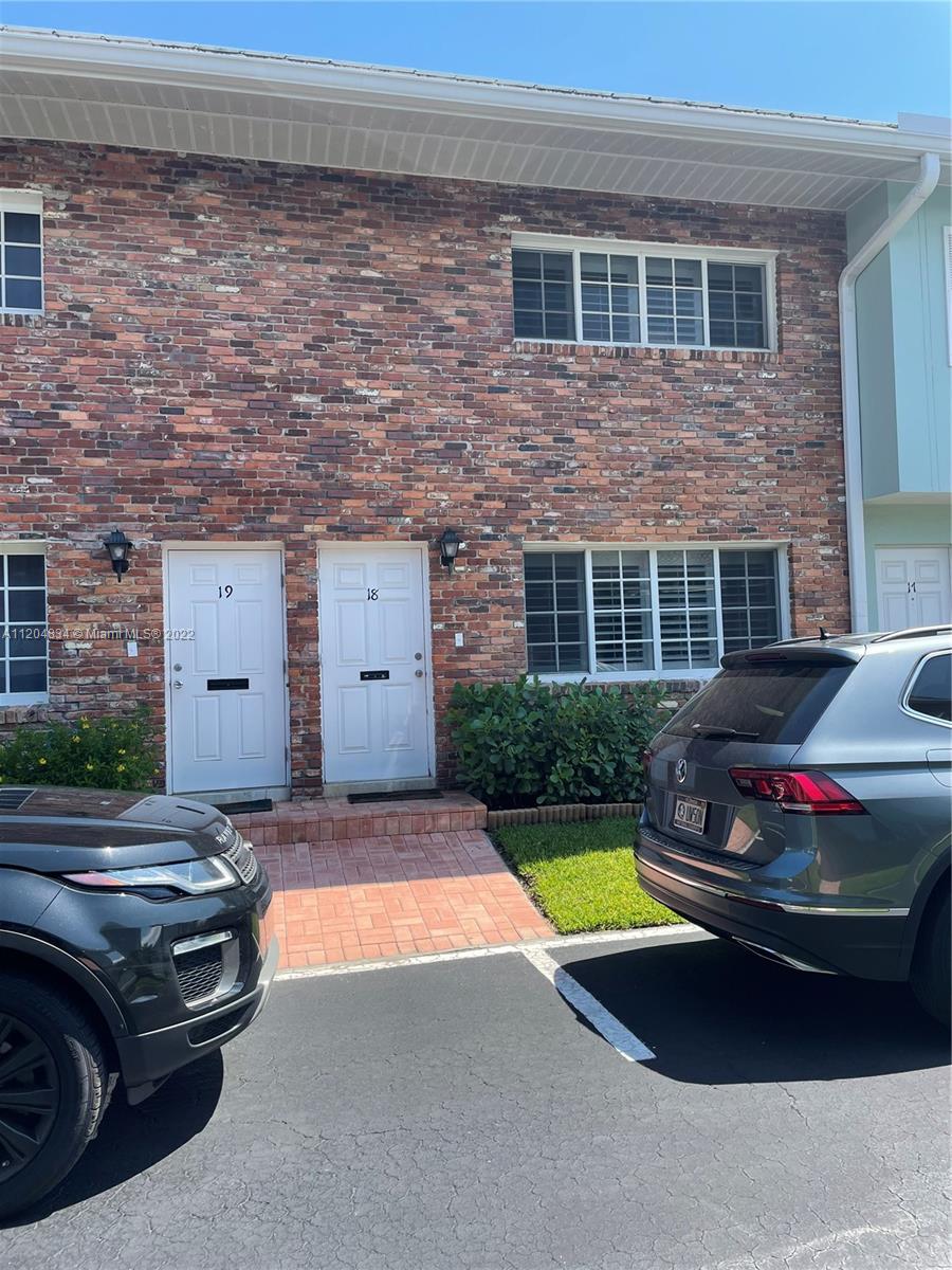 Updated Condo Unit is Sea Ranch Lakes Villas complex. Located on the beach in Lauderdale By The Sea.
Private pool & beach access. Easy walking distance to supermarket/drugstore and within 1 mile of the restaurants/shops/nightlife of LBS pier. Washer/dryer. Low HOA. Large heated swimming pool/clubhouse.