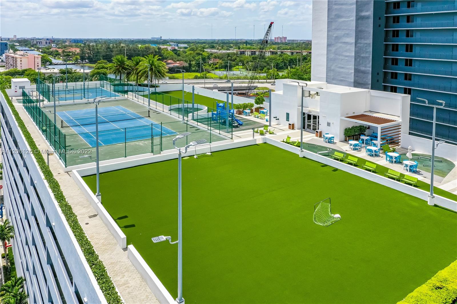 Amazing area for Kids and Adults - Soccer, Tennis and Basket, sitting area and playground for little ones !  They have a DOG Park too :-). perfect for a family!