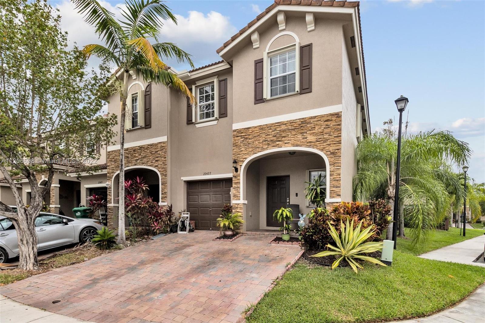 NICE AND CLEAN  TOWNHOUSE, CORNER UNIT WITH NICE PATIO AND SAFE NEIGHBORDHOOD, OWNERS ARE MOVING TO ORLANDO AND LOOKING FOR A GOOD FAMILY TO TAKE CARE HIS HOUSE. EASY TO SHOW IT. KITCHEN HAS STAINLESS STEEL APPLIANCES, CERAMIC FLOORS.