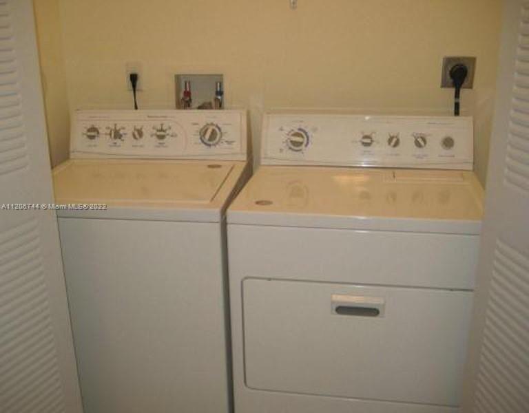 1300 NE 109th St 401, Miami, Florida 33161, 2 Bedrooms Bedrooms, ,2 BathroomsBathrooms,Residential,For Sale,1300 NE 109th St 401,A11206744