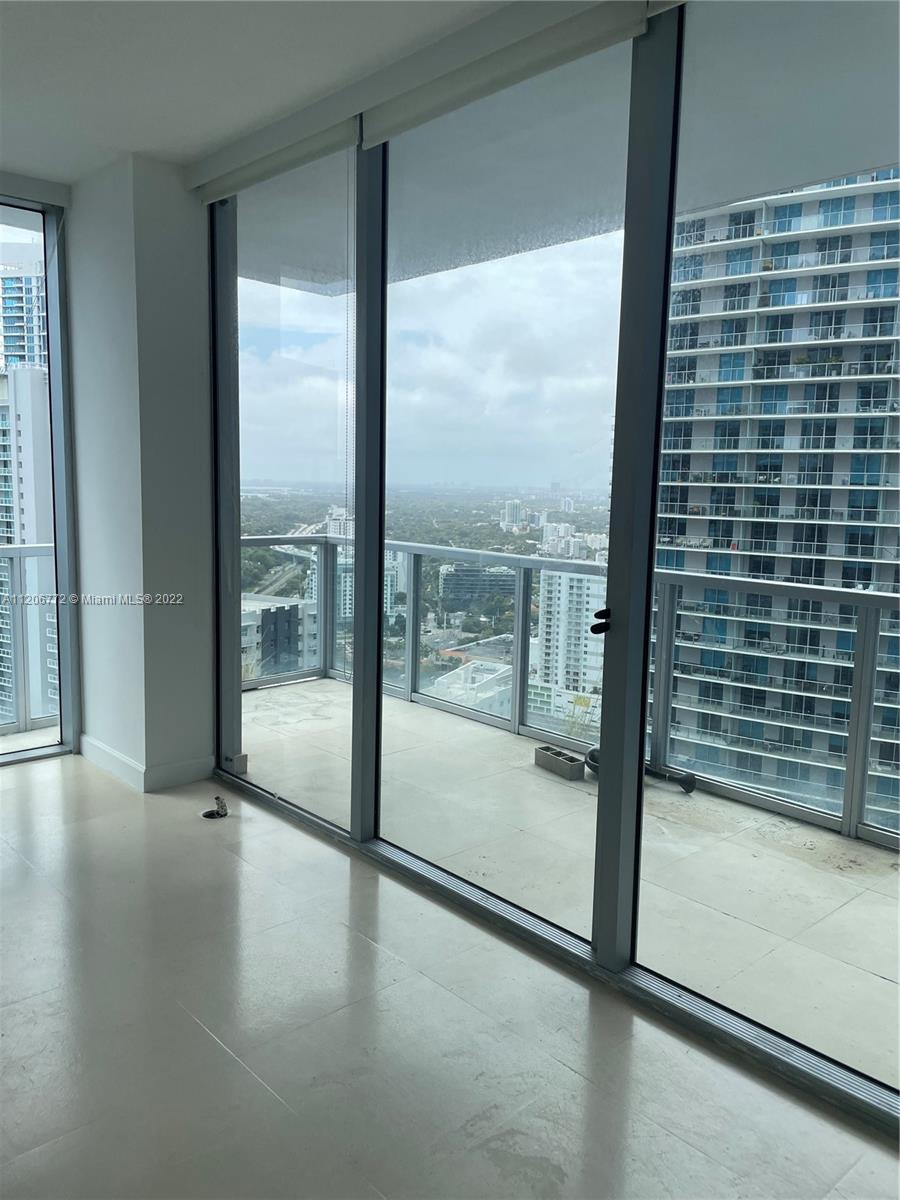 Excellent opportunity to own in one of the most desirable buildings in Brickell. Enjoy a number of excellent amenities, including a sundeck with a temperature-controlled swimming pool and whirlpool; state-of-the-art fitness center with a yoga/aerobics room, steam rooms, and treatment rooms; a party room with kitchen facilities. a billiards room; and a virtual golf room featuring a sophisticated indoor golf simulator. Additionally, the 1050 Brickell tower offers 24-hour valet parking and concierge services