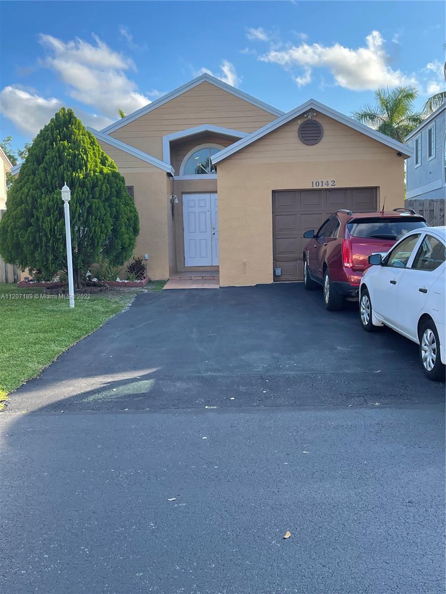 Beautiful property in Cutler Bay very spacious 3/2 in excellent condition for a large family
kitchen, air conditioning, new roof plus additional camera system solar panels everything is included "Do not miss this opportunity"