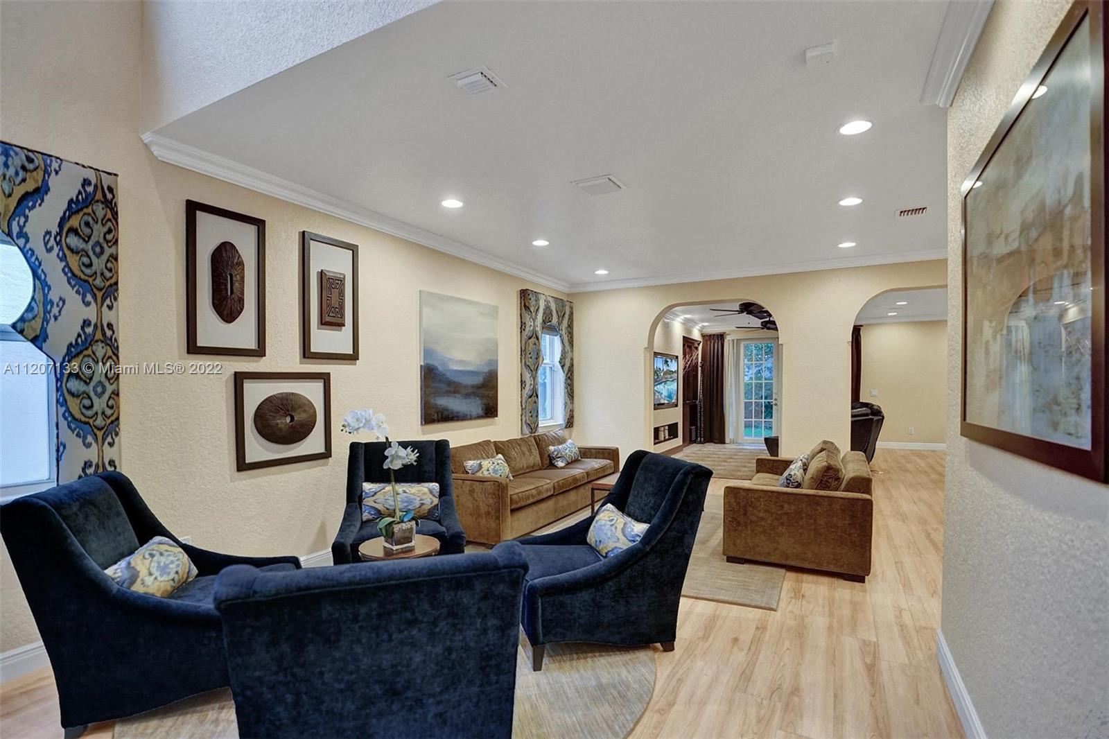 Listing Photo 11