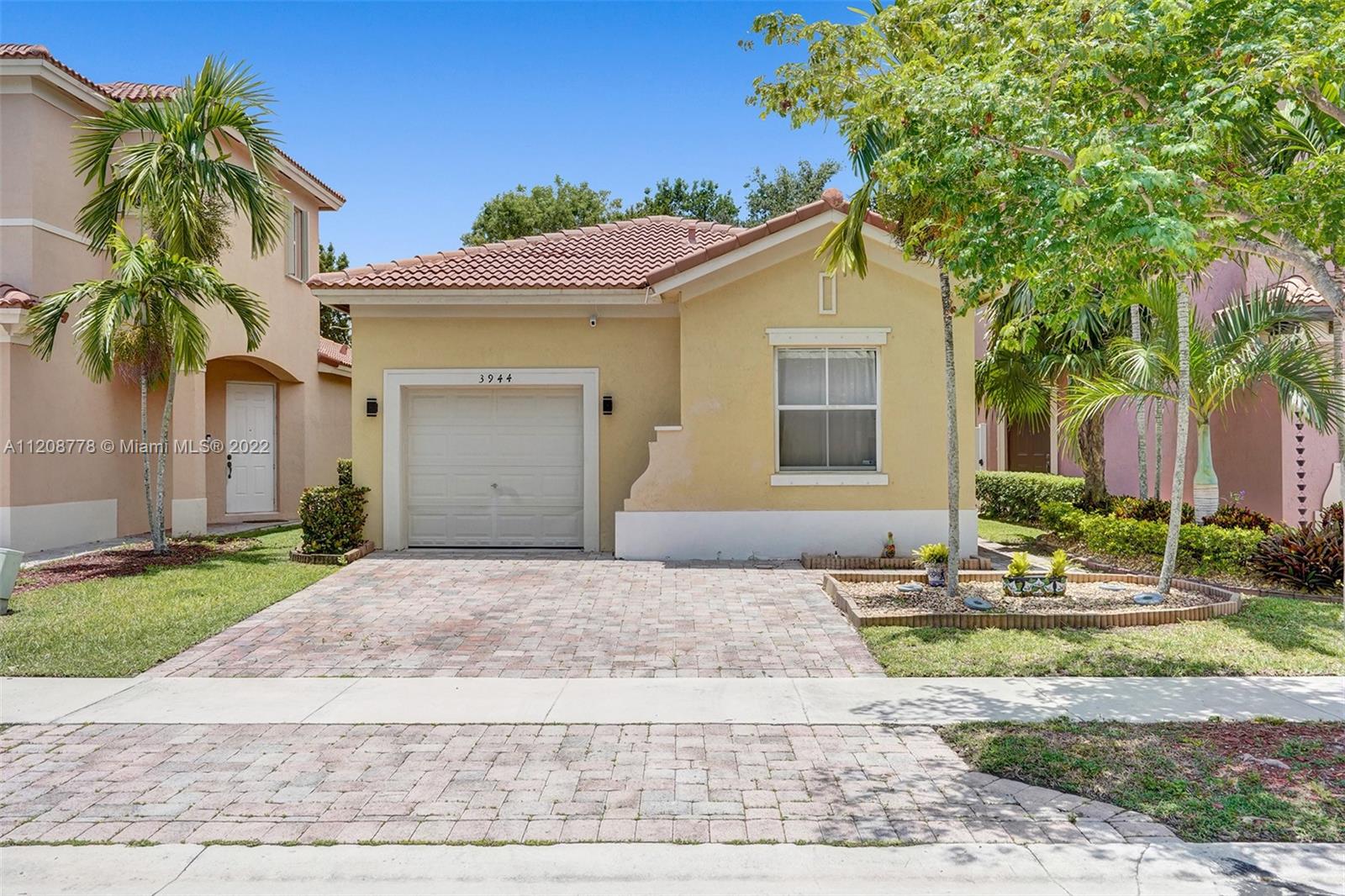 Beautiful Move in ready 3/2 home in the Amazing Waterstone Community. High ceiling throughout the entire home. Stainless Steal appliances and tile floor throughout home. Completely Fenced in Yard.Brand new AC unit. Located less than a mile to Baptist Hospital and the Florida Turnpike.