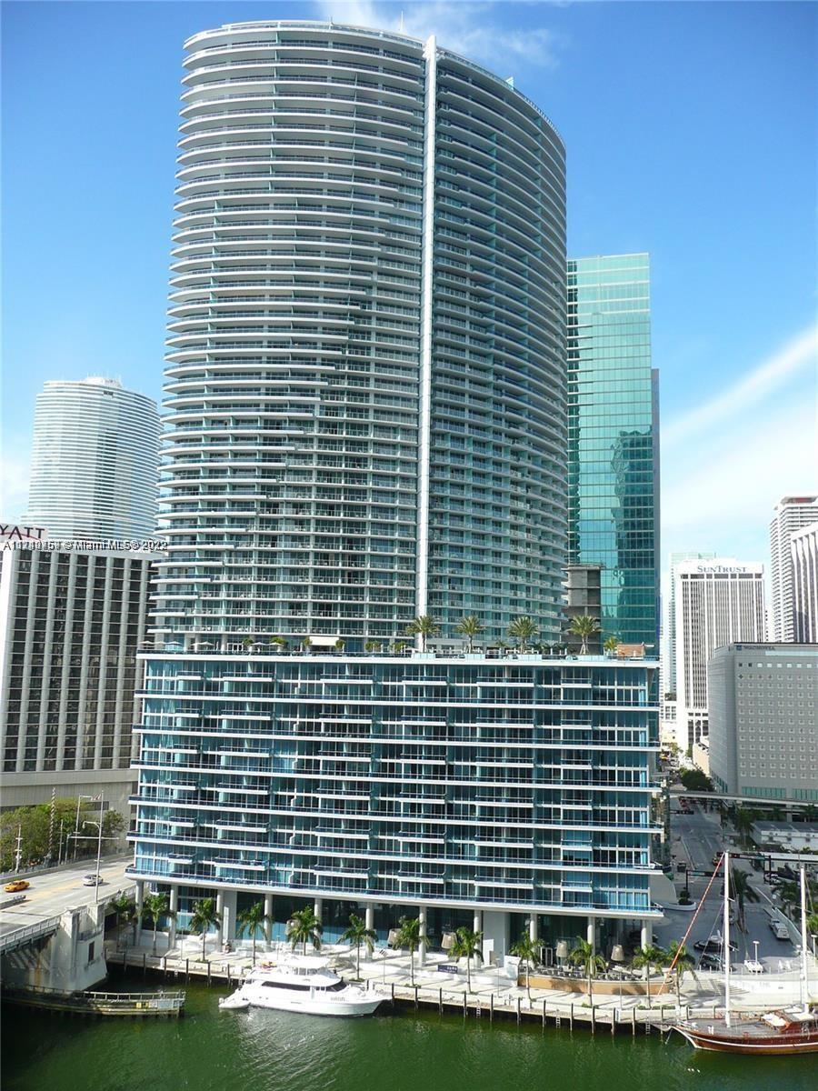 Epic residence , Miami’s most prestigious building with High ceilings with amazing city views, a split floor plan, floor to ceiling windows, spacious terrace & high-end finishes & fixtures make this unit a must see! 5 star amenities include: resort style pool, a fabulous gym & spa, business center, 24-hour concierge & so much more. Walking distance from Whole Foods, Brickell City Center, Frost Museum, American Airlines Arena, and some of Miami's best restaurants. Easy access to I-95 and a 15-minute drive from MIA and Miami Beach.