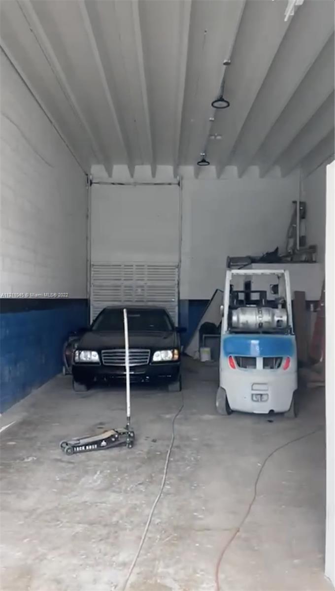 Warehouse for rent with a small yard, office, bathroom. Perfect auto repair shop and many other businesses. Great location in Homestead. UNIT 240 AVAILABLE AS WELL.