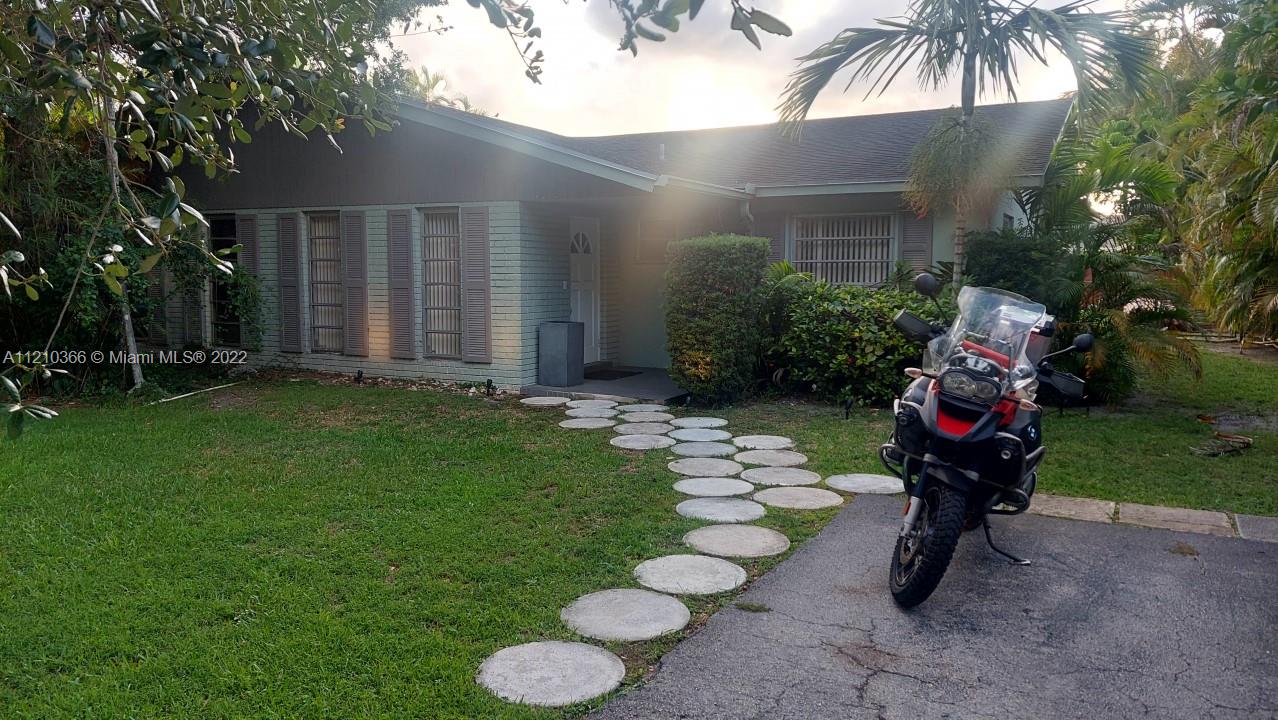 Very spacious villa with a large private fenced yard in desirable area of Pinecrest. Very clean great neighborhood located in a Cul de sac. 2/2 with a large den/sunroom. Washer and dryer in storage unit. Close to palmetto expressway and 4 minutes to Dadeland Mall. Amazing school district! Target and Whole Foods right across the street. Pets ok. Available July 1.