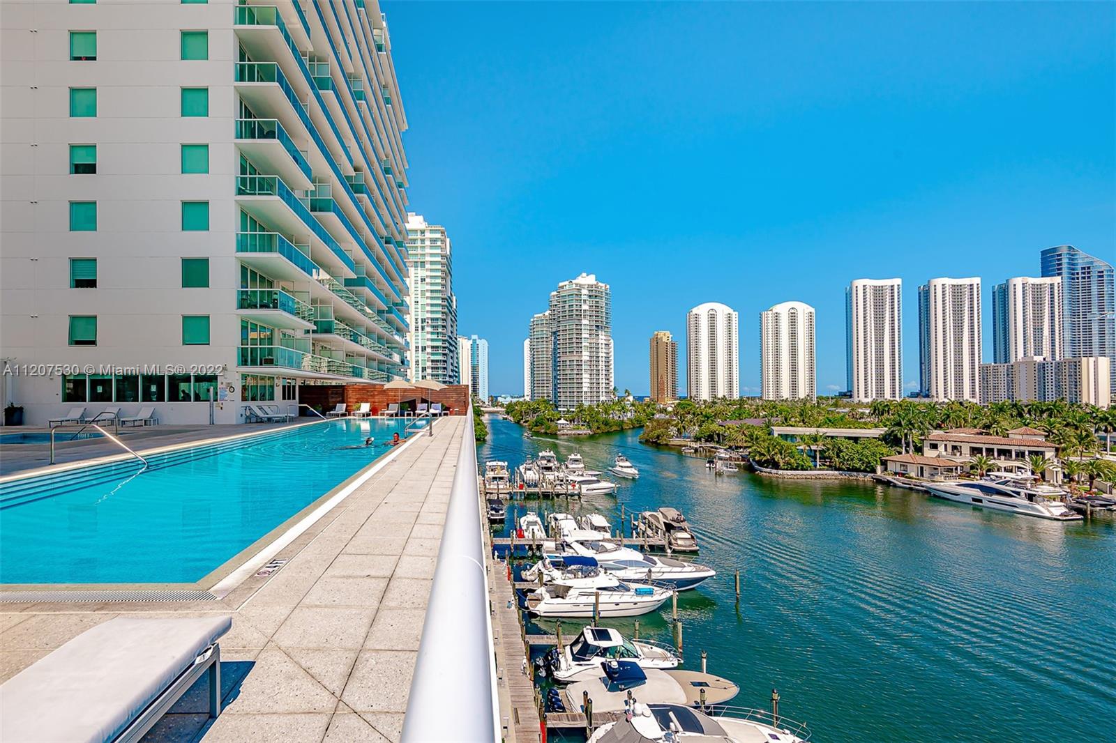 Enter into this amazing unit overlooking the waters of the intracoastal, with 2 beds/2 baths, updated and modern kitchen. The 400 Sunny Isles Condo has 2 attended pool areas, beach access, his and hers gym, sauna , bar area serving snacks and drinks.