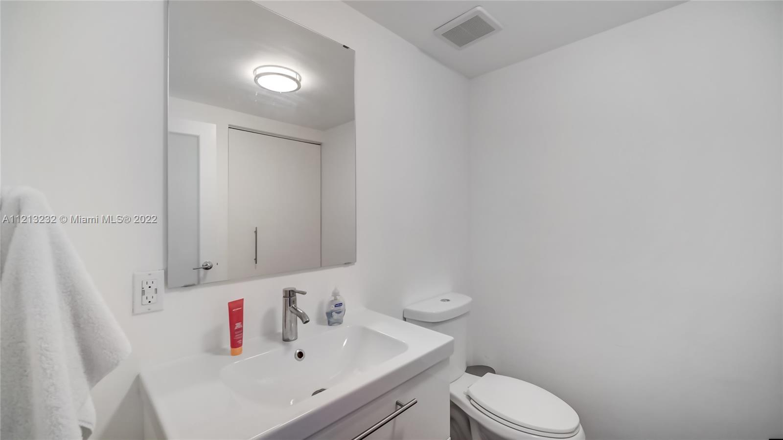 690 SW 1st Ct 2704, Miami, Florida 33130, ,1 BathroomBathrooms,Residentiallease,For Rent,690 SW 1st Ct 2704,A11213232