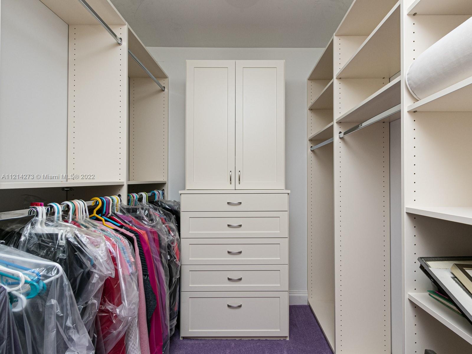 WALK IN CLOSET