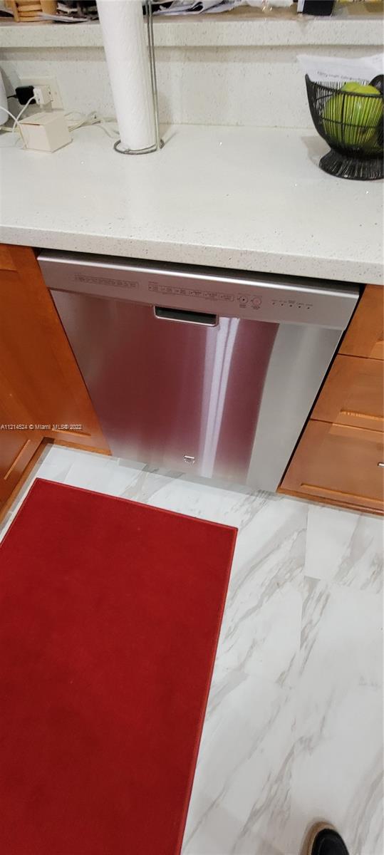 Kitchen: s/s dishwasher