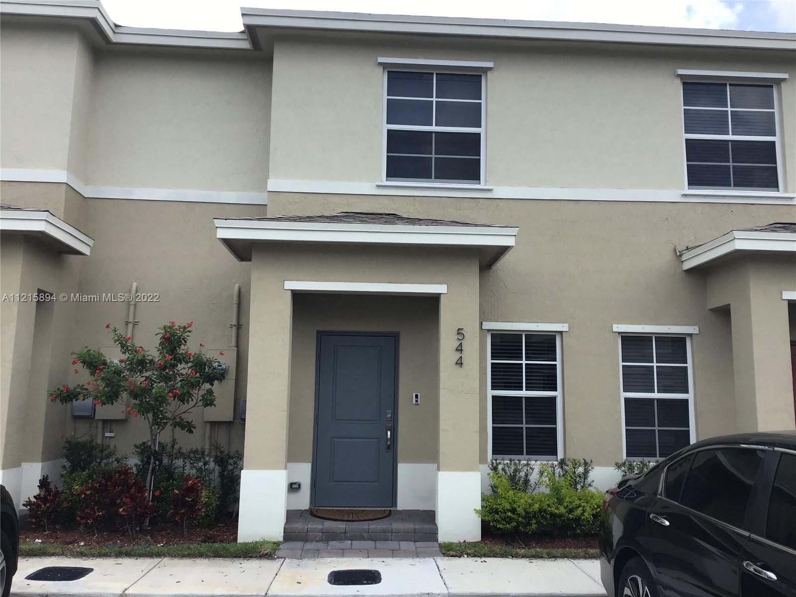 Beautiful townhouse 2 bedrooms  each one with bathroom inside and  a half bathroom in the first floor for visitors. Almost New.  Great location. Community pool available and much more. 2 parking #509 #508