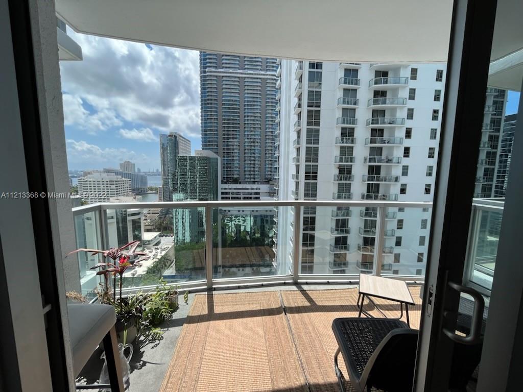 Enjoy amazing water & city views from this modern studio! Cozy studio w/613 sqft, spacious eat-in kitchen with stainless steal appliances, bright unit with tile floors, large balcony with beautiful views, washer/dryer in unit, 1 assigned parking space. Bldg amenities include 24h security lobby w/ concierge, valet, gym, billiards, virtual golf room, and more. Next to metro mover. Walking distance from Brickell City Center, restaurants, financial center, grocery stores among others.