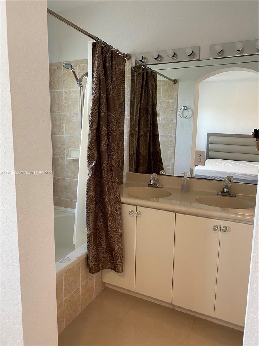 10803 NW 83rd St 2-1, Doral, Florida 33178, 3 Bedrooms Bedrooms, ,3 BathroomsBathrooms,Residentiallease,For Rent,10803 NW 83rd St 2-1,A11216533