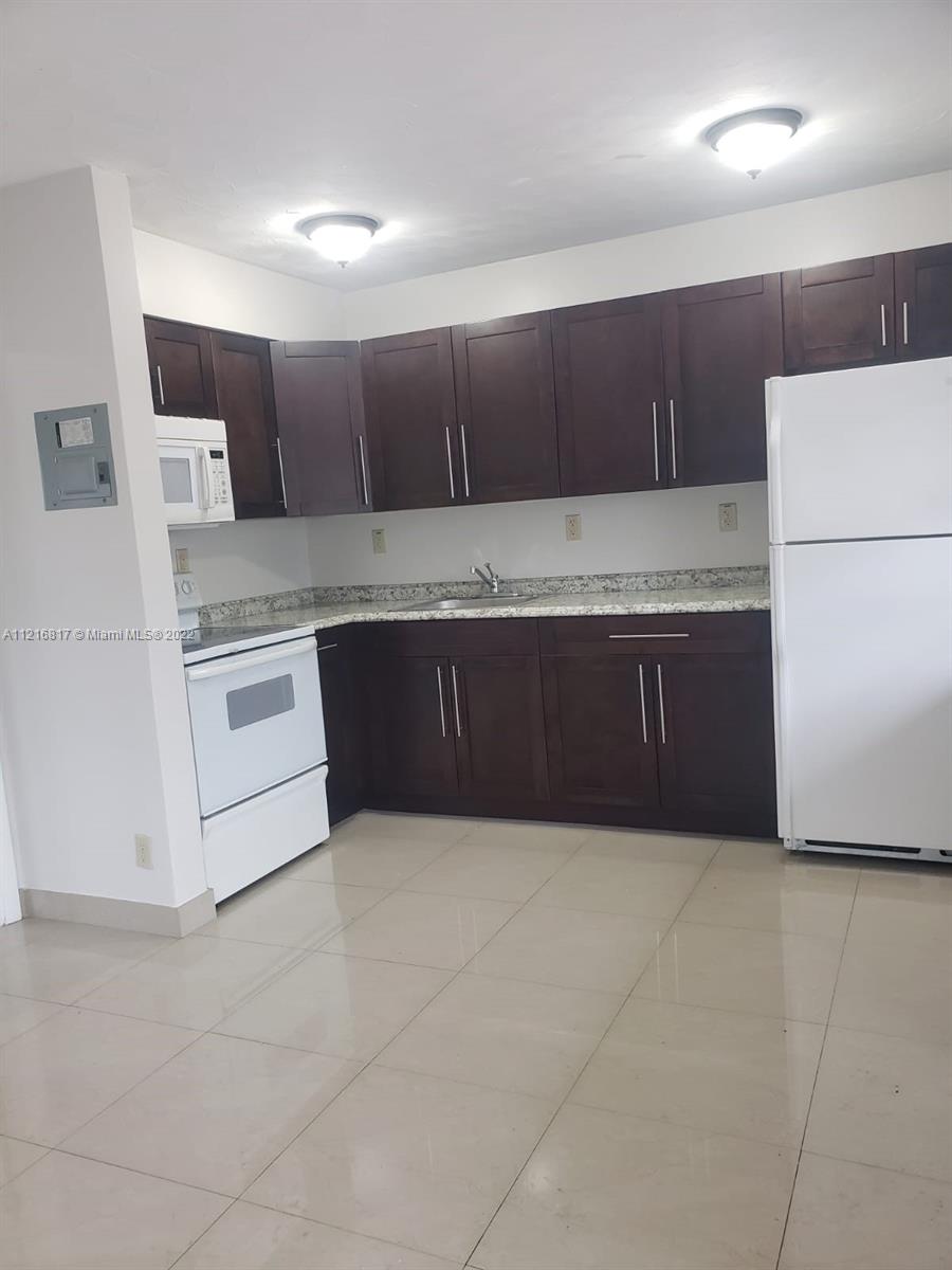 724 NE 6th St 5, Hallandale Beach, Florida 33009, 1 Bedroom Bedrooms, ,1 BathroomBathrooms,Residentiallease,For Rent,724 NE 6th St 5,A11216817