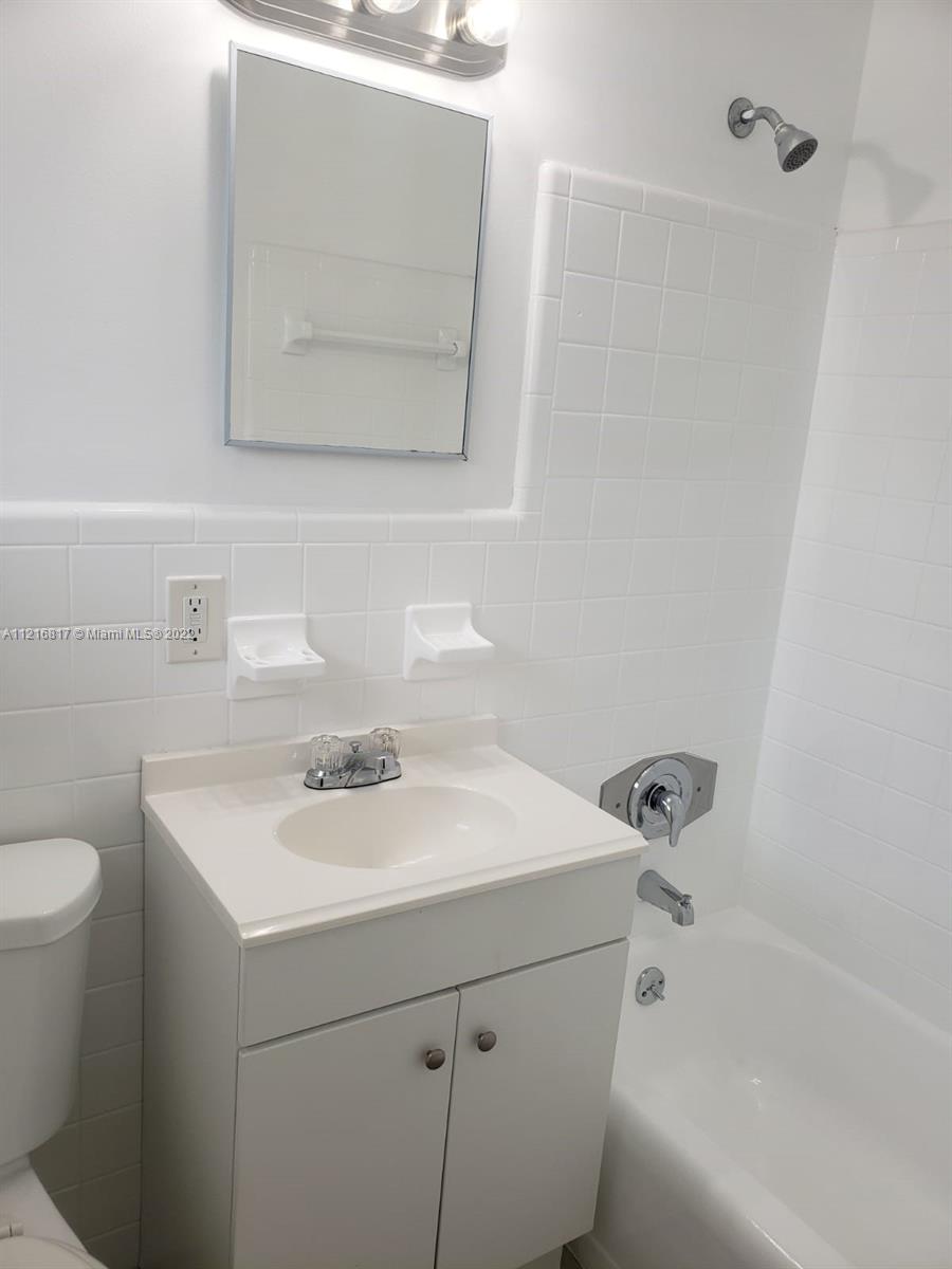 724 NE 6th St 5, Hallandale Beach, Florida 33009, 1 Bedroom Bedrooms, ,1 BathroomBathrooms,Residentiallease,For Rent,724 NE 6th St 5,A11216817